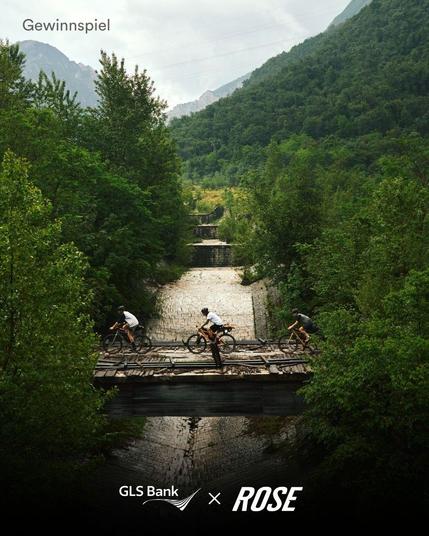 Drei Radfahrer überqueren eine schmale Holzbrücke in grüner Berglandschaft, oben Text „Gewinnspiel“, unten Logos GLS Bank und ROSE.