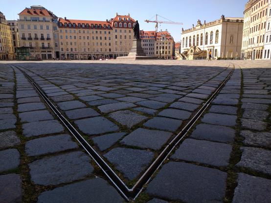 Eine weitere Froschperspektive auf eine Stelle, an der zwei Regenwasser-Sickerrinnen zusammenlaufen, wodurch sich ein "V" ergibt.