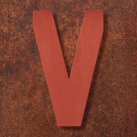 Ein quadratisches Feld mit der Struktur einer rostigen Eisenfläche, darauf ein großes, aus Holz ausgesägtes V, das in einem gebrochenen Rot gestrichen ist. Der leicht dreidiensional wirkende Buchstabe wirft einen Schlagschatten auf die Hintergrundfläche.