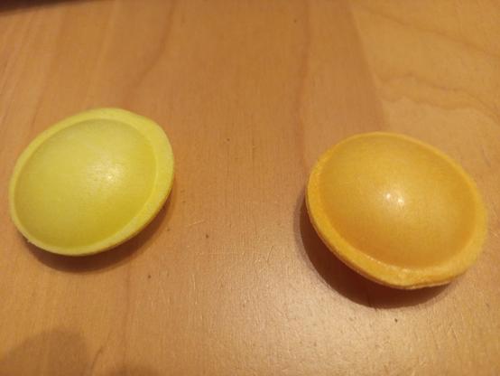 Zwei Ufonauten, Esspapier in "Ufo" -form mit saurem Brausepulver.