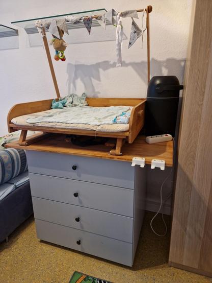 Besagter Wickeltisch im Zustand "oben". Man erkennt deutlich die Lücke. Neben dem höhenverstellbaren Teil ist noch genug Platz für einen Windelmülleimer.