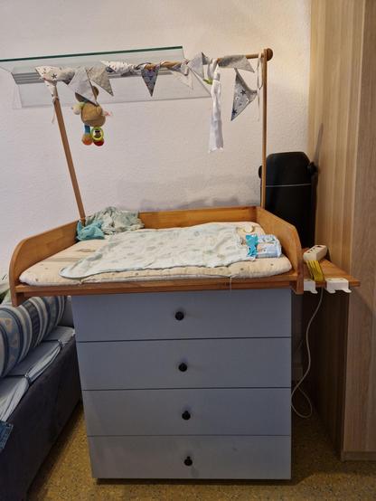 Besagter Wickeltisch im Zustand "unten". Die Wickelplattform steht nun nach vorne vor.