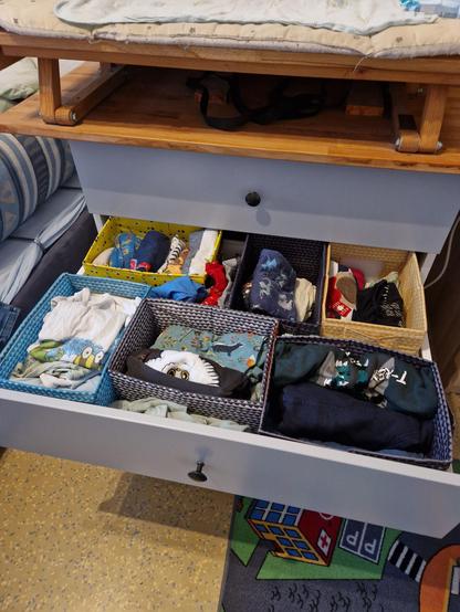 Foto einer offenen Schublade voller Kleidung sortiert in Ikea Stoffboxen