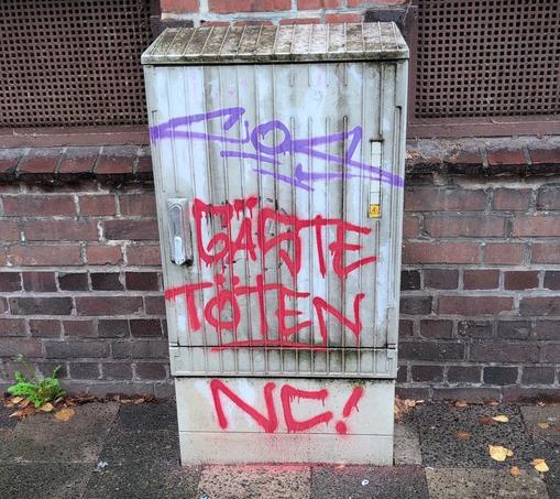 Verteilerkasten
Mit Graffiti
Gäste töten
NC
