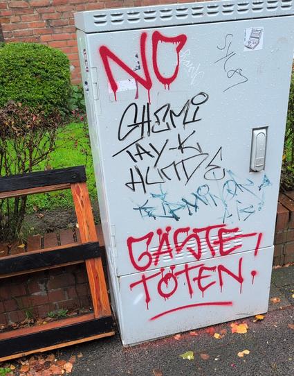 Noch ein Verteilerkasten
Mit Graffiti
Gäste töten
NC