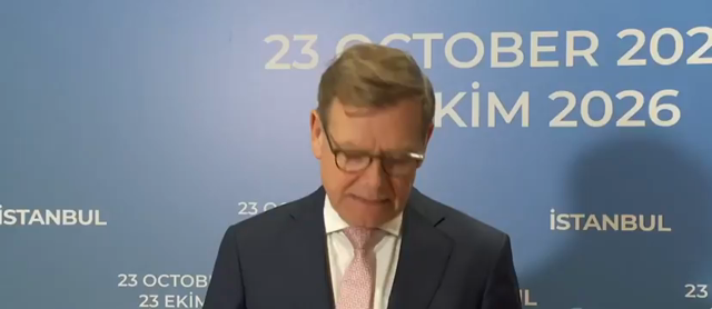 Wadephul irgendwo in Mikrofone sprechend, 23.10.