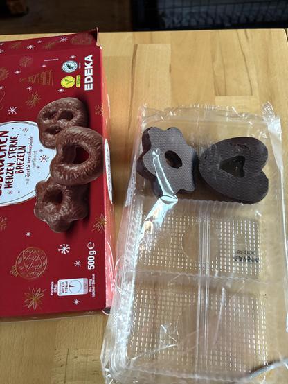 Eine offene Lebkuchenpackung, links der Karton, rechts das Plastik-Innenleben, in einem Fach liegen zwei Lebkuchen, die anderen beiden Fächer sind leer.